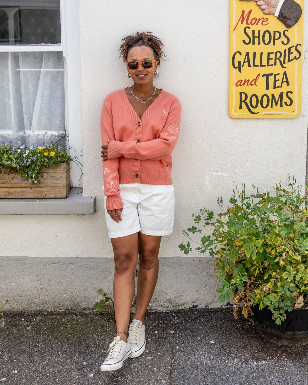 Ogden Womens Longline Chino Shorts in White - Image 5
